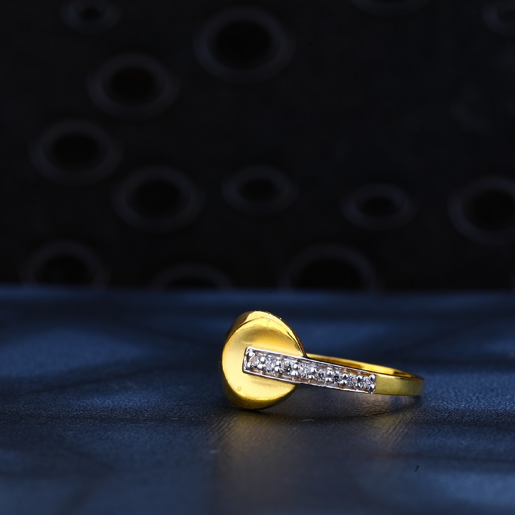 916 Gold Classic Hallmark Ring LR156