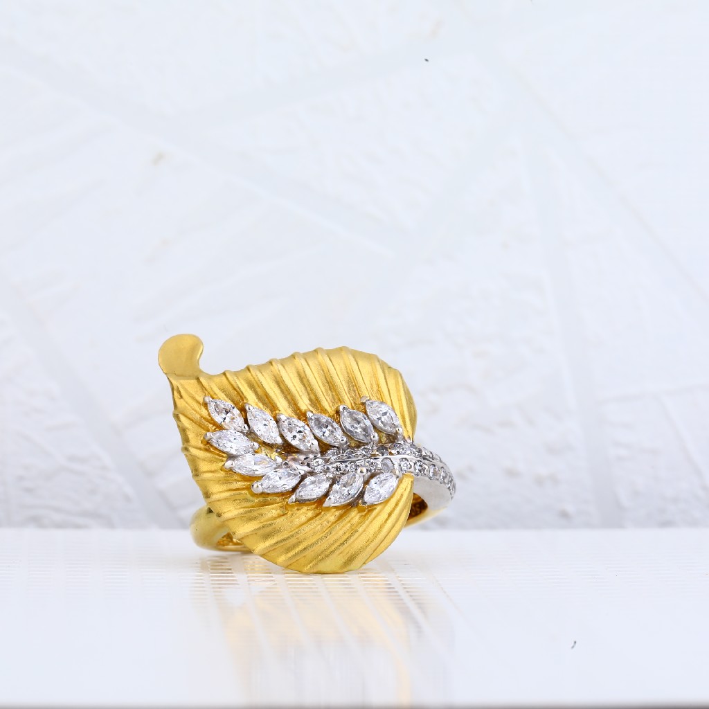 18kt Gold Italian Ladies Ring LIR15