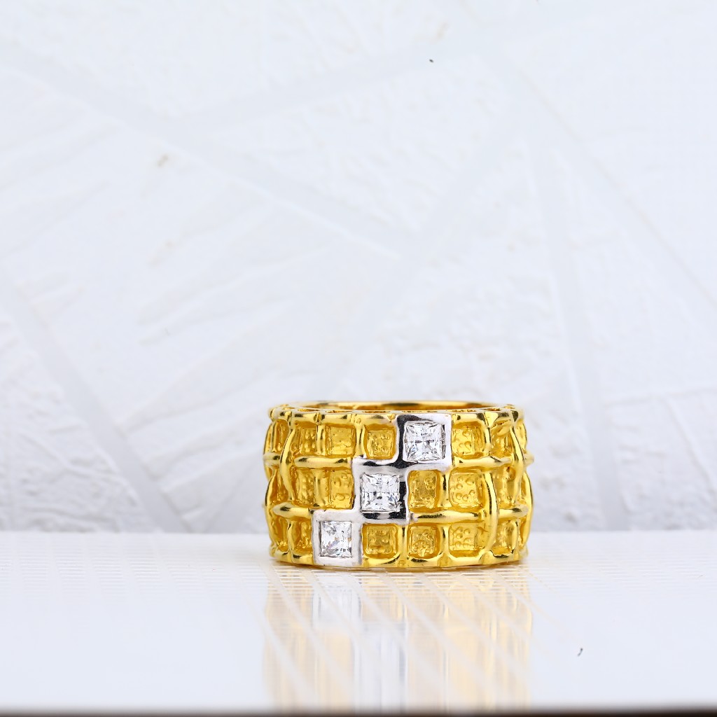 750 Gold Italian Ladies Ring LIR23