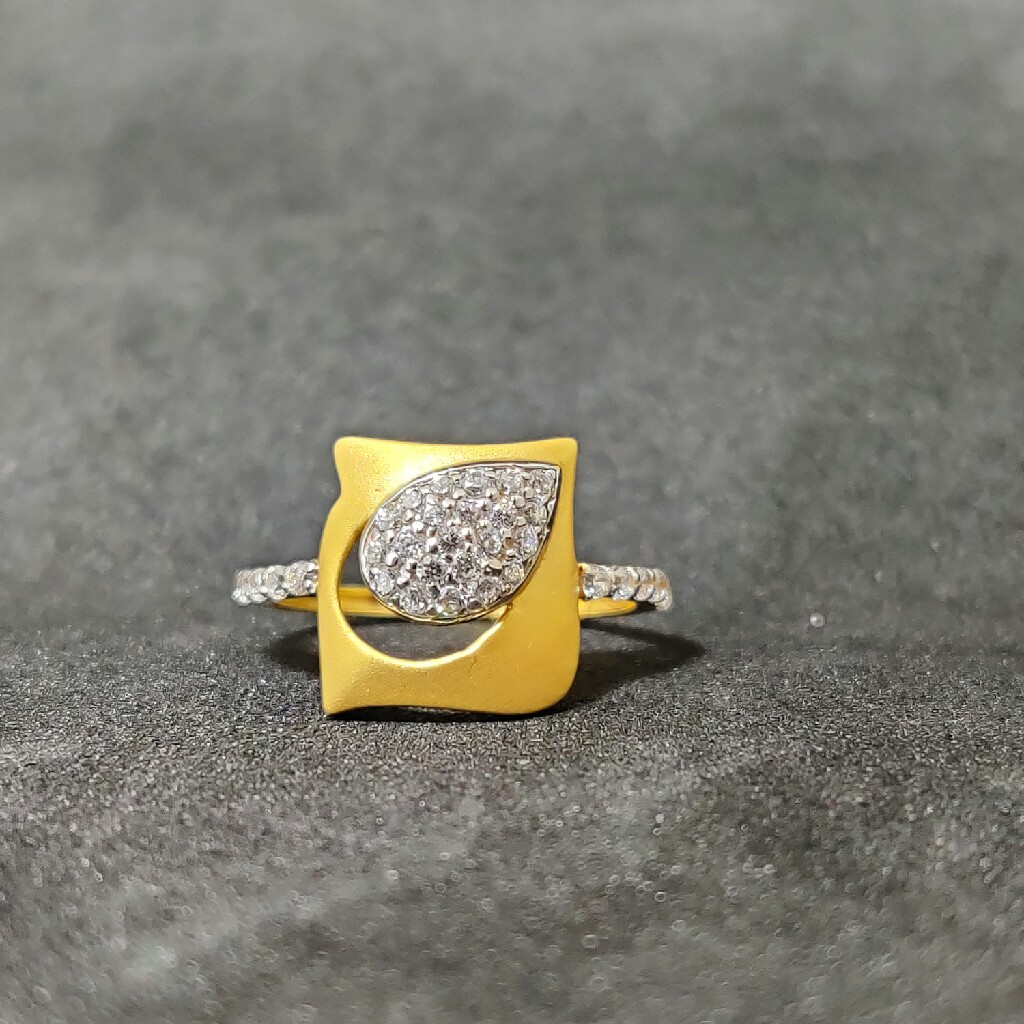 22k Women Fancy Gold Ring-17004