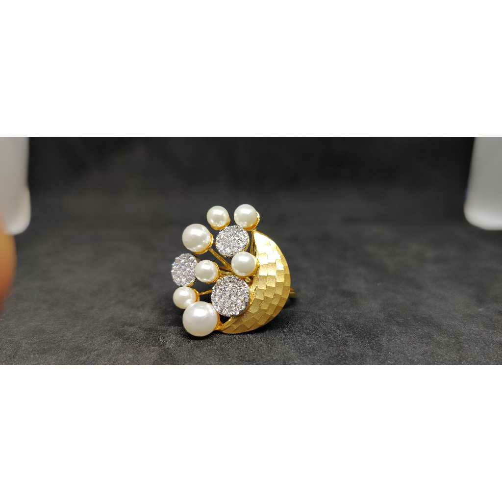 18Kt Ladies Fancy Italian Gold Ring lr-24025