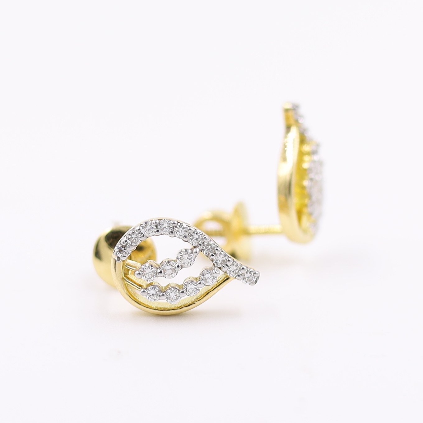 Classy 18 Karat Yellow Gold Daimond Stud Earrings