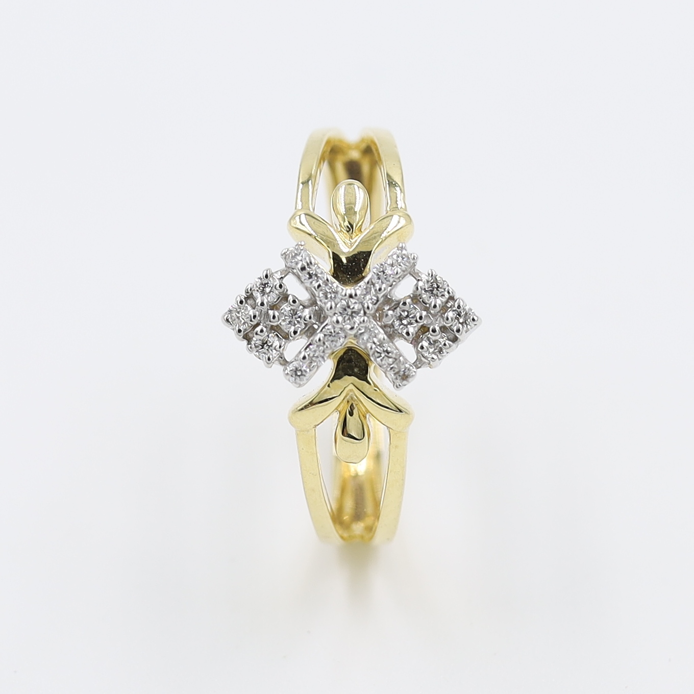 Mesmerizing Yellow Gold Natural Diaomnd Ring