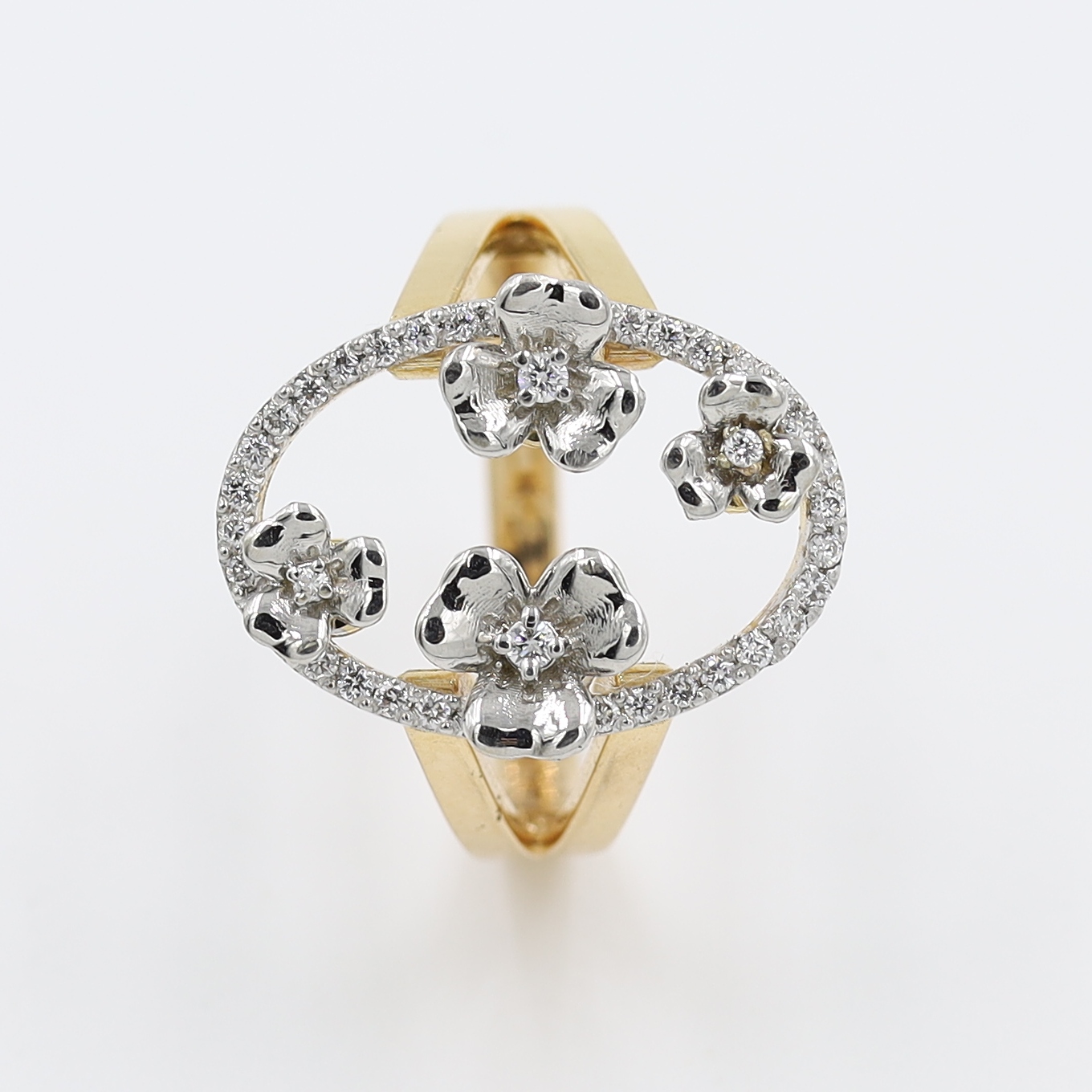 18Kt Round Ring With Diamond Border And Flowers Studded With Diamonds