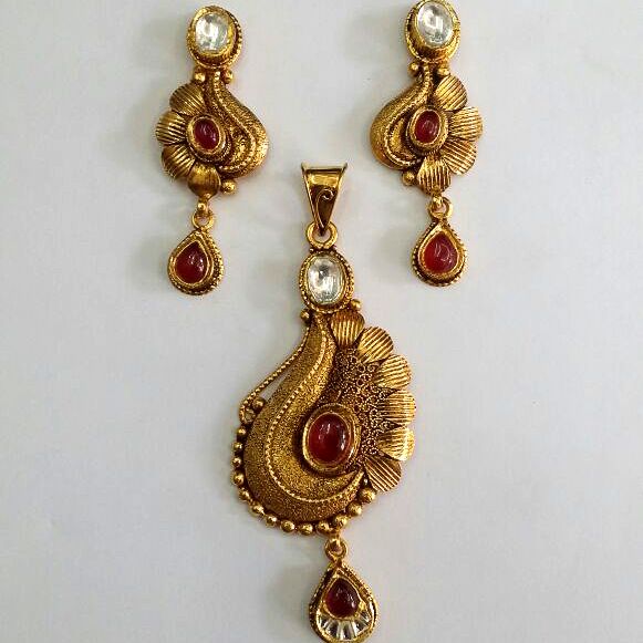 916 Gold Antique Pendent Set.