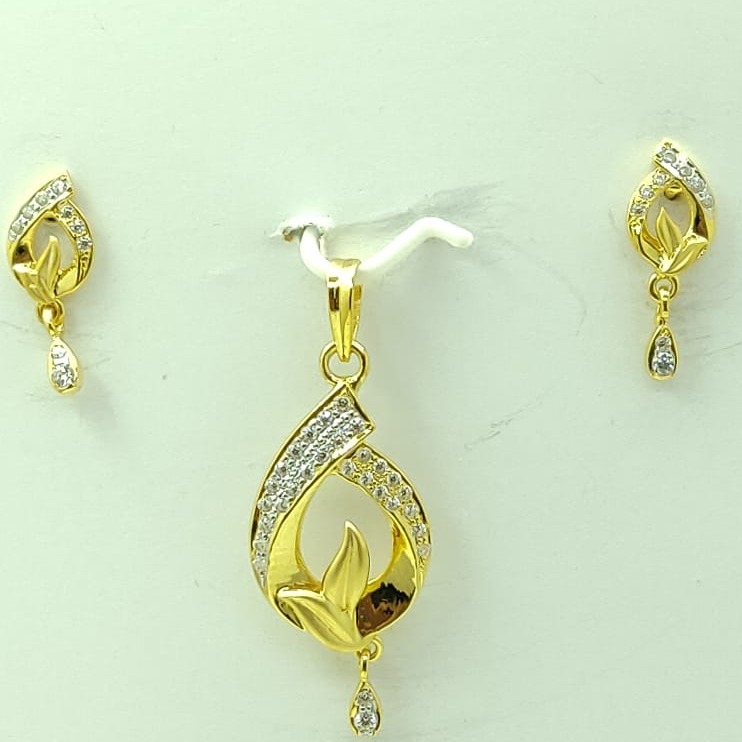 22KT Gold Diamond Pendant Set LMJ-784