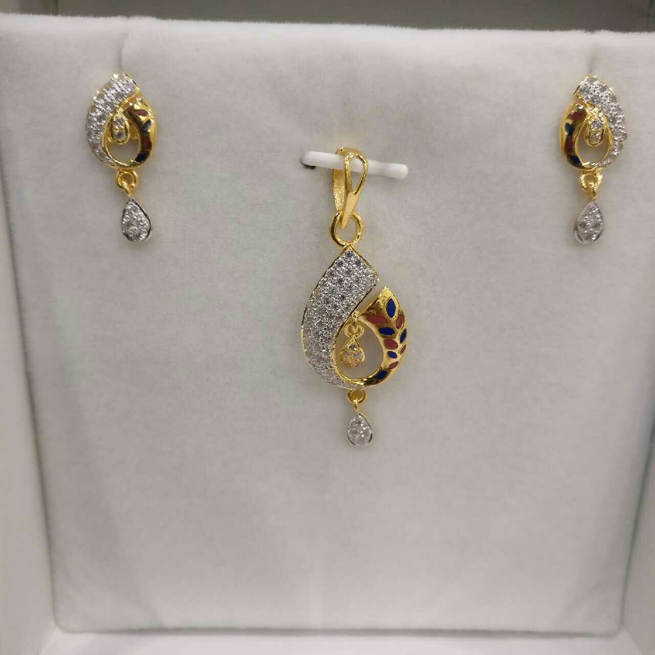 22K / 916 Antique Indian Charming Pendant Set