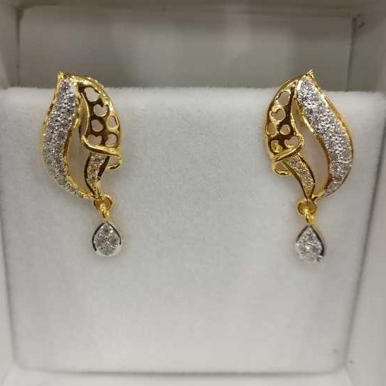 22K / 916 Gold Ladies Attractive Diamond Earrings