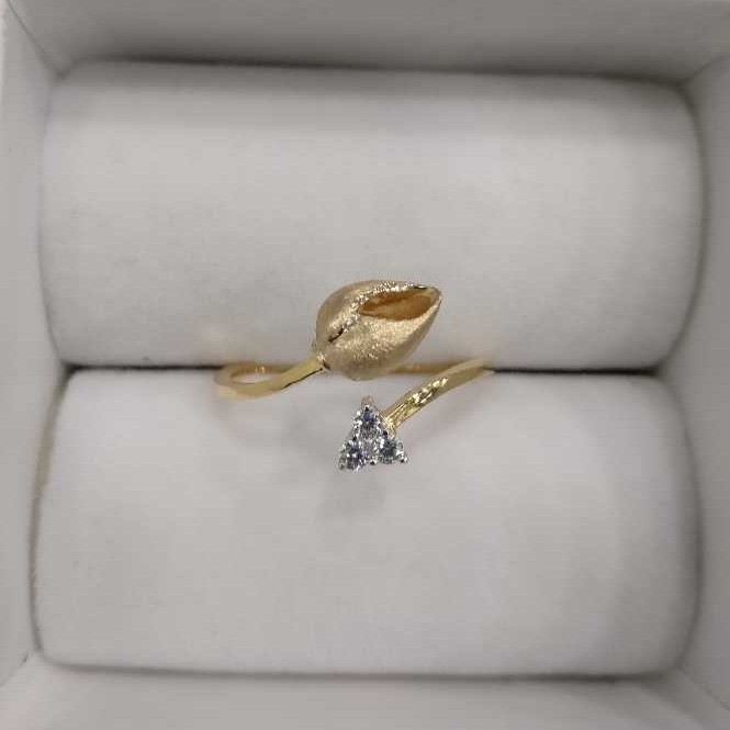 Gold Ladies Attractive Ring