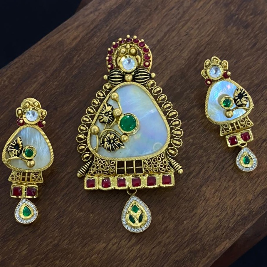 916 Gold Hallmark Kundan Design Pendant Set