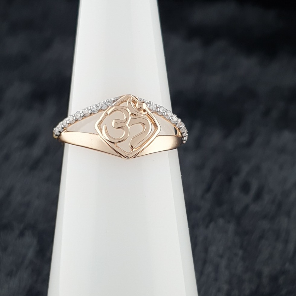 18k om ladies ring