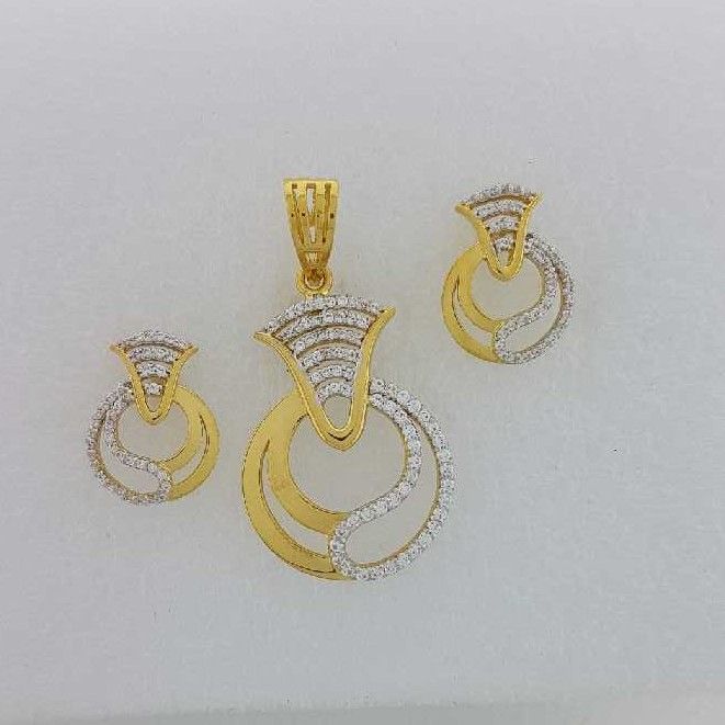 22KT Yellow Gold Ladies Prong Pendant Set