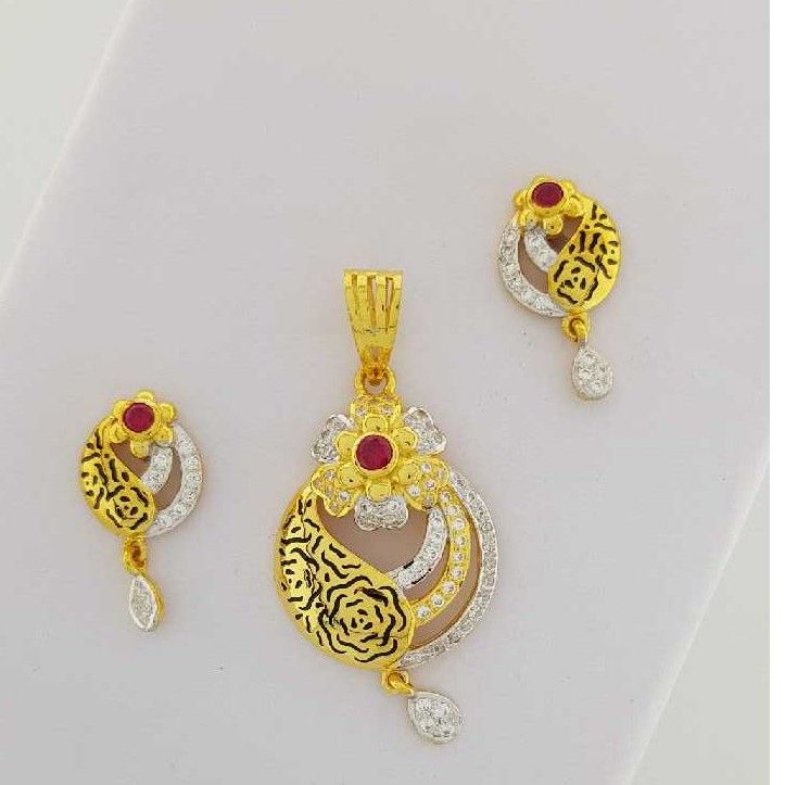 22KT Yellow Gold Ladies Casting Pendant Set