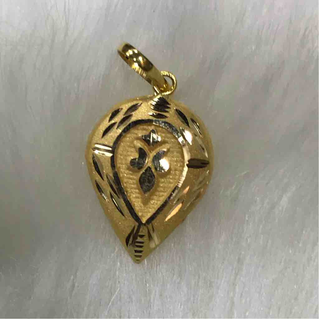 916 Delicate Gold pendant