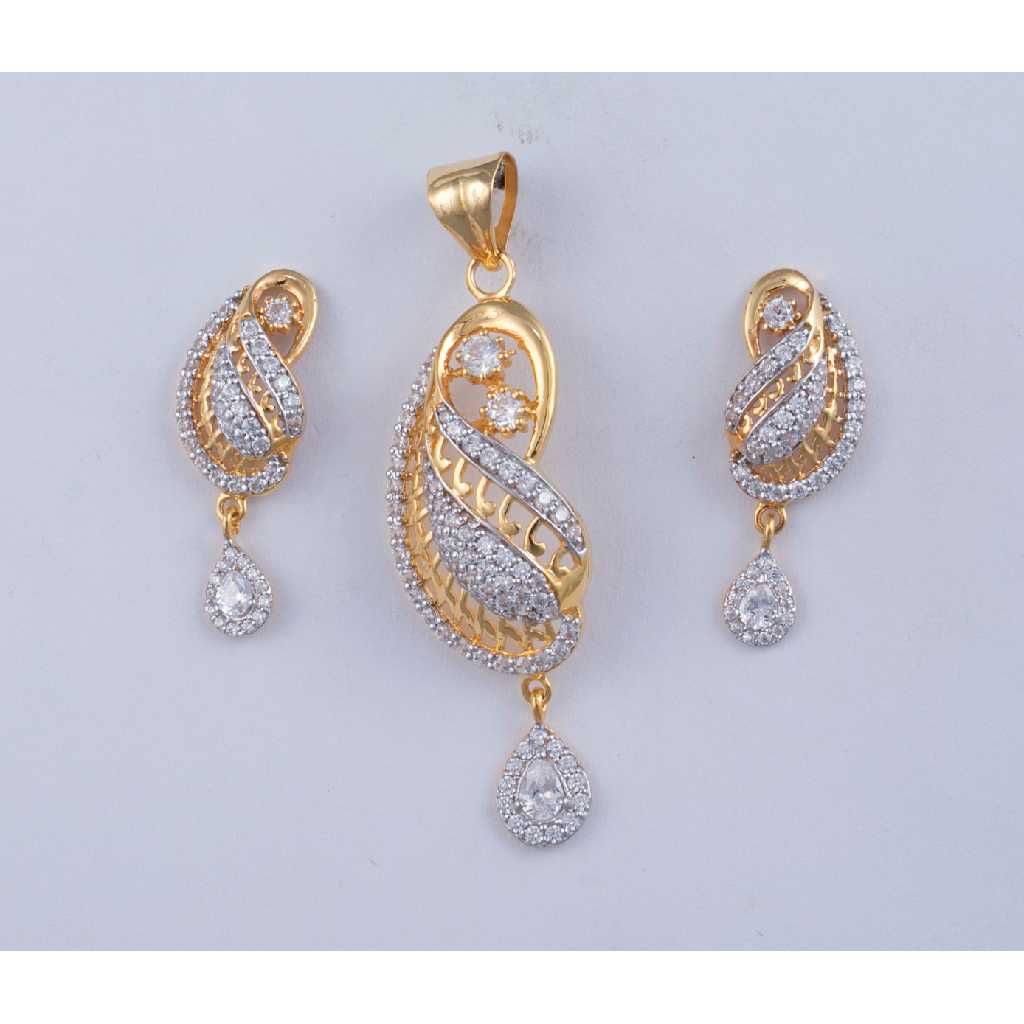 18KT Gold Stylish Pendant Set