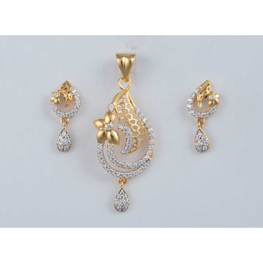 18KT Gold Designer Pendant Set