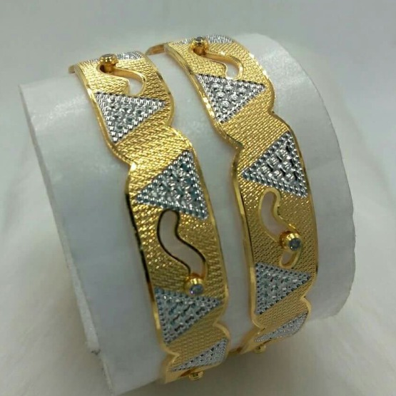 916 GOLD CHARMING SPECKLY BANGLE BL0008
