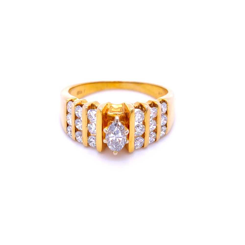 The classic round brilliant and marquise shape diamond ring in 14 kt