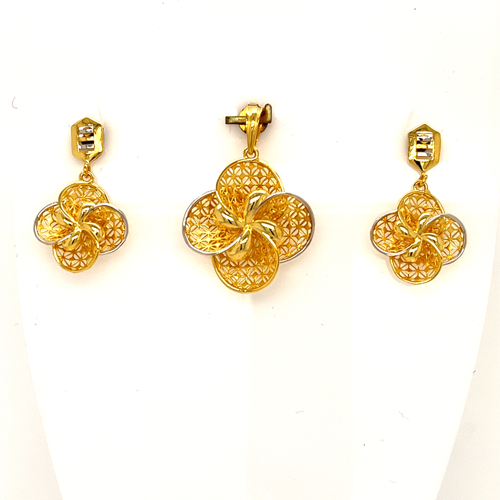 22K Four Curvy Pendant Set