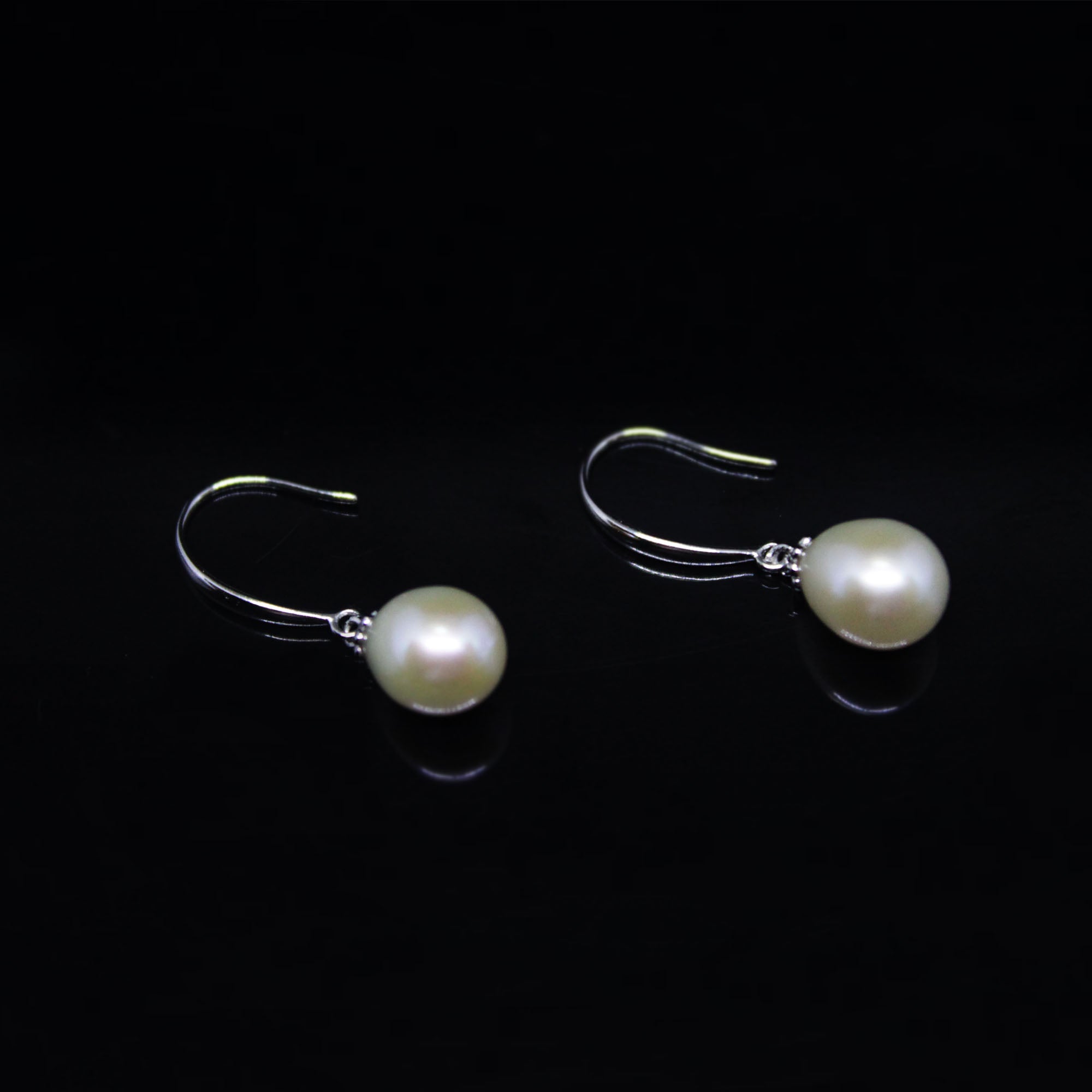 White pearl drop earrings - Image 4