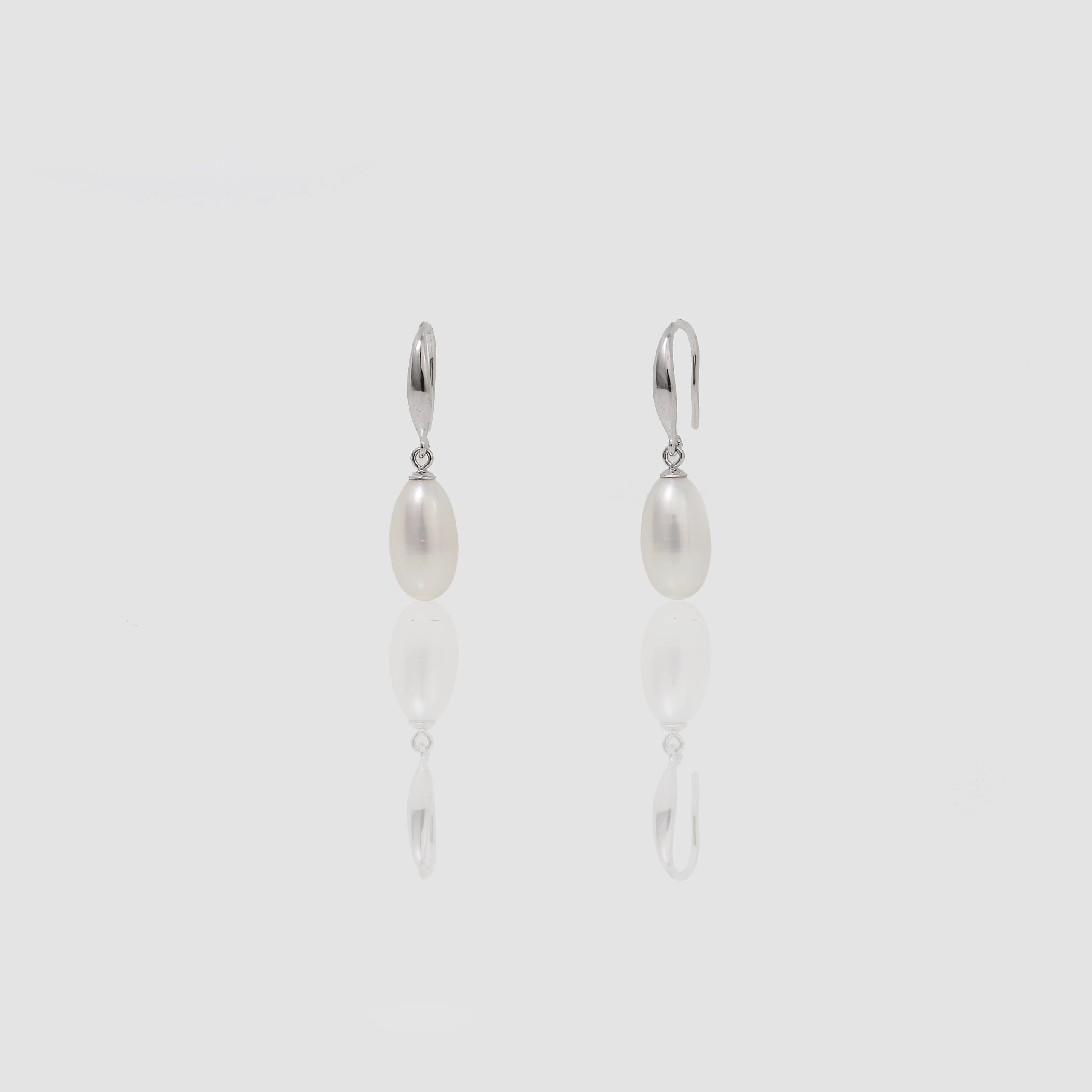 White pearl drop earrings - Image 3