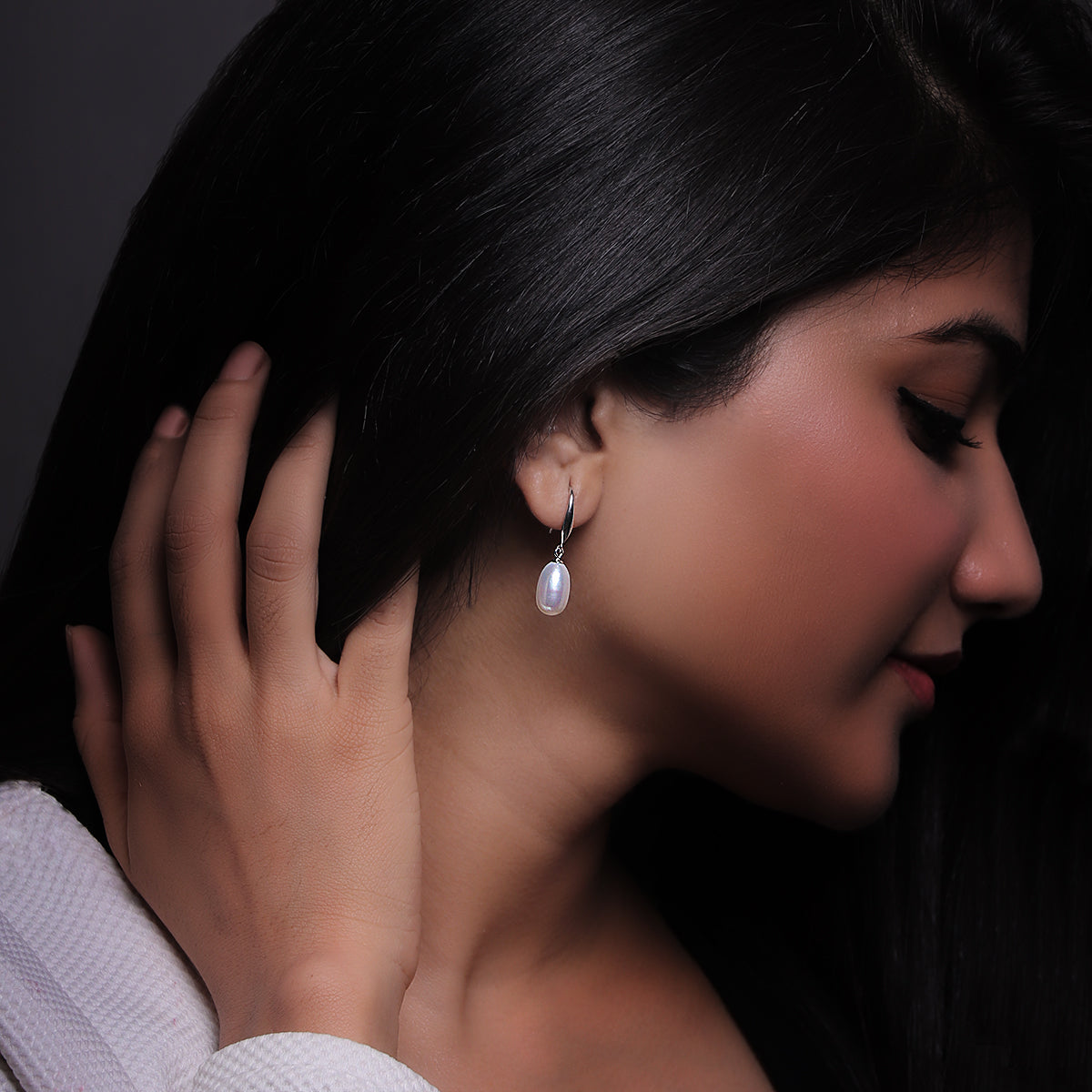White pearl drop earrings - Image 2