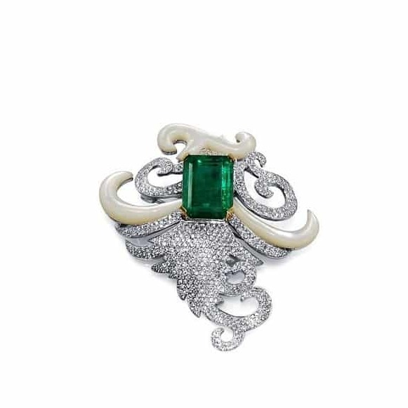 18K Emerald Brooch Octagon 8.3 Cts