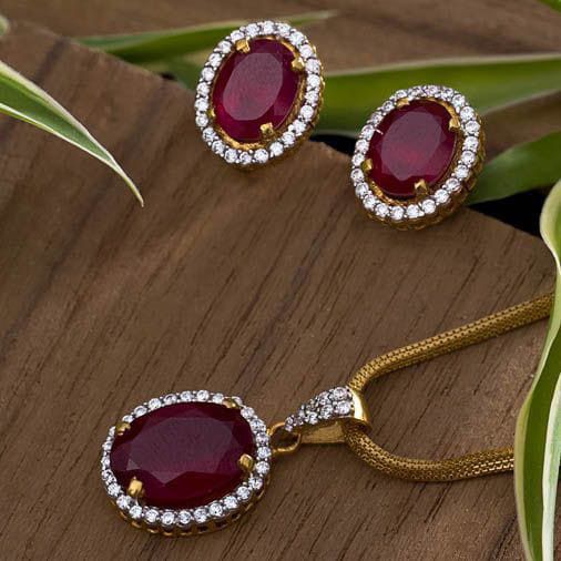 916 Gold chain Ruby pendent