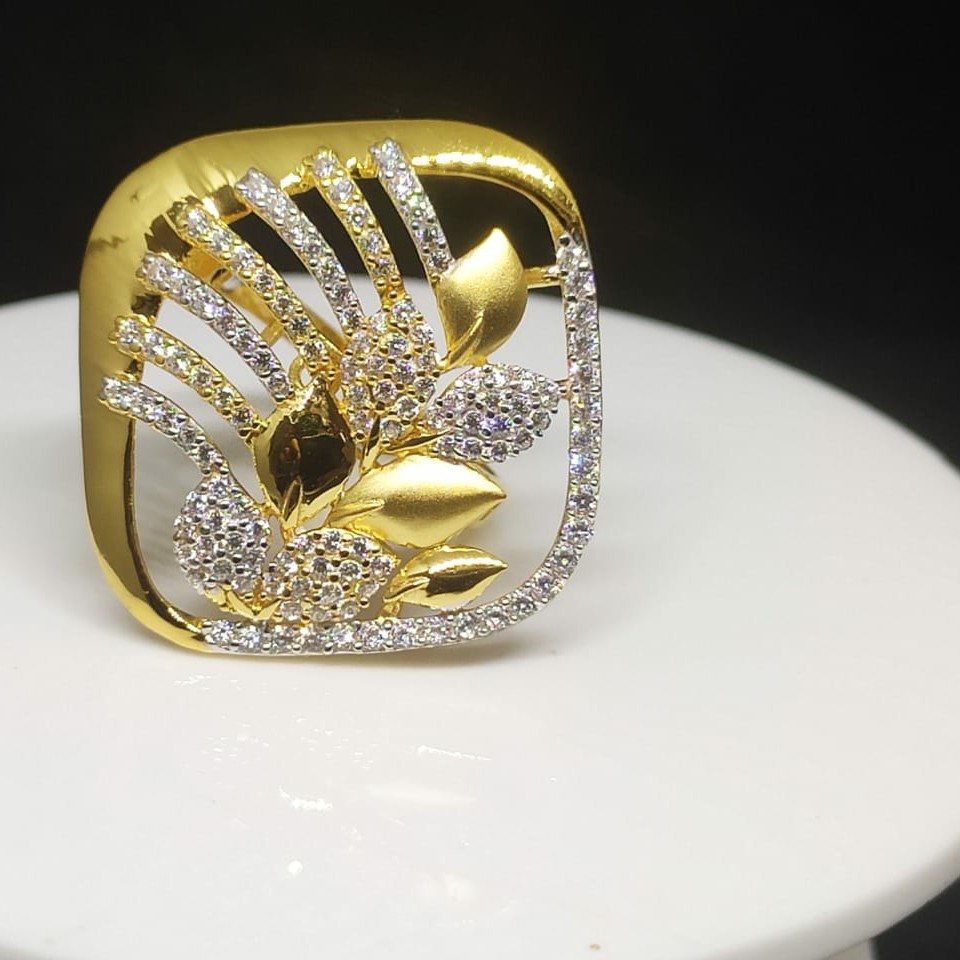 916 Yellow Gold Fancy LR Ring