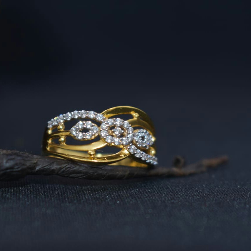 Emerald diamond stones ring