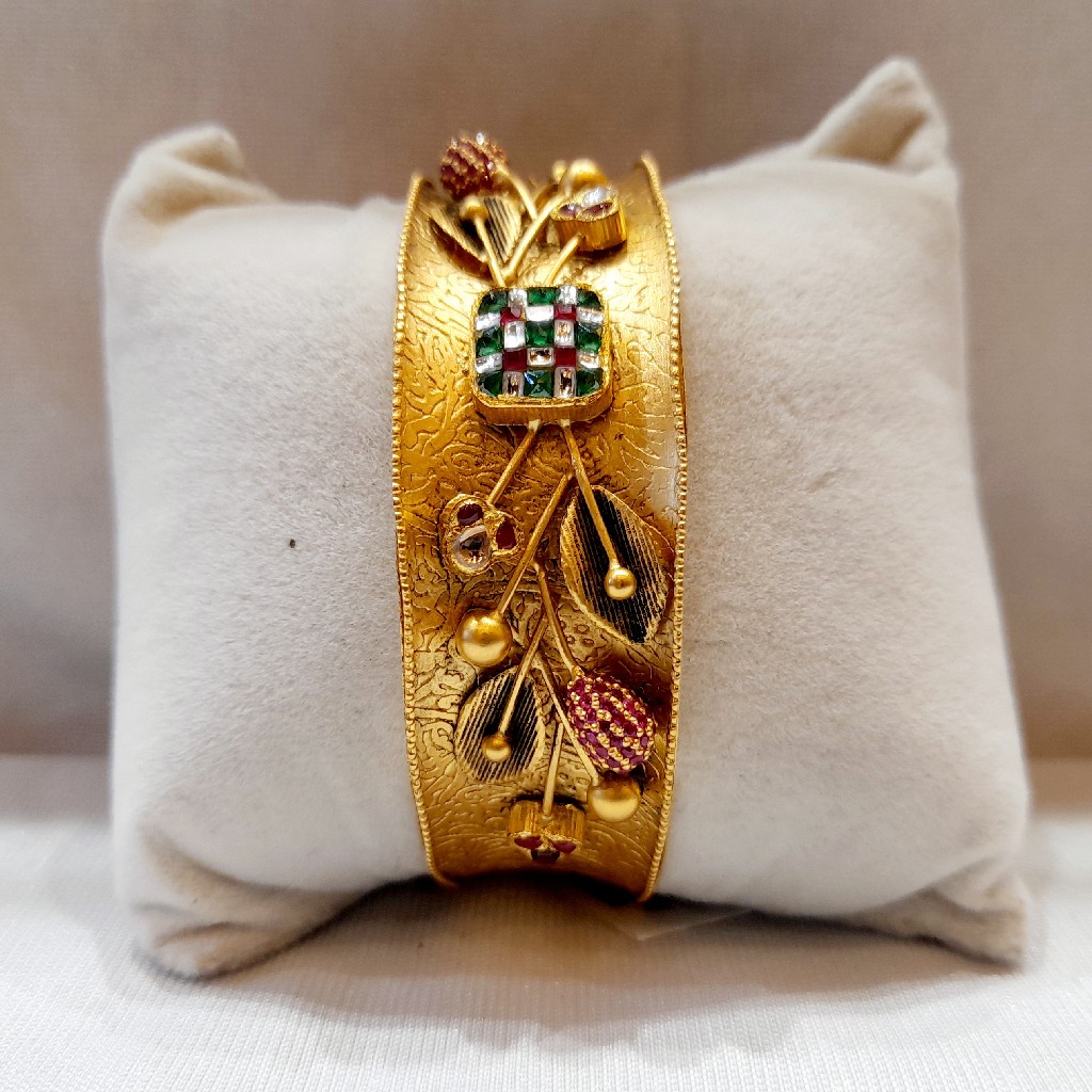 22 CRT 916 Hallmark Antique Lucky