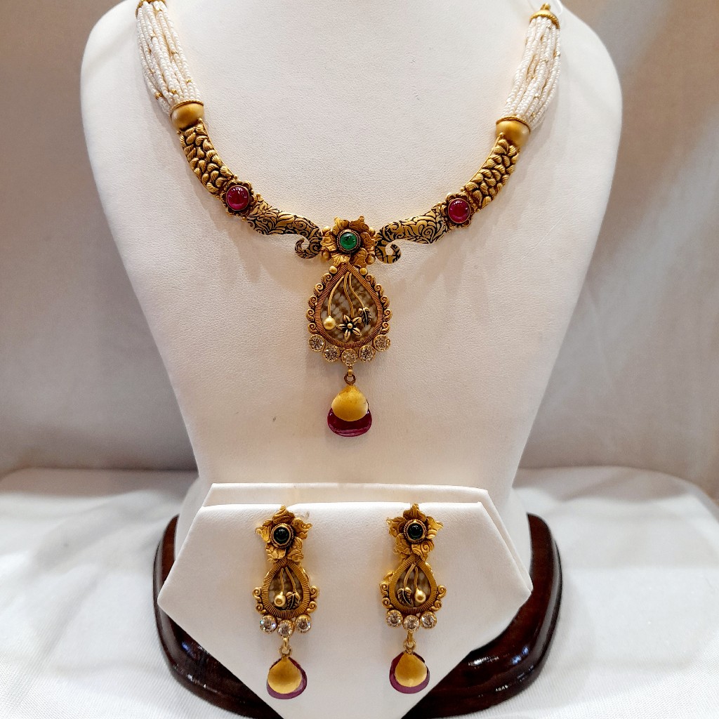 22 CRT 916 Hallmark Antique Set