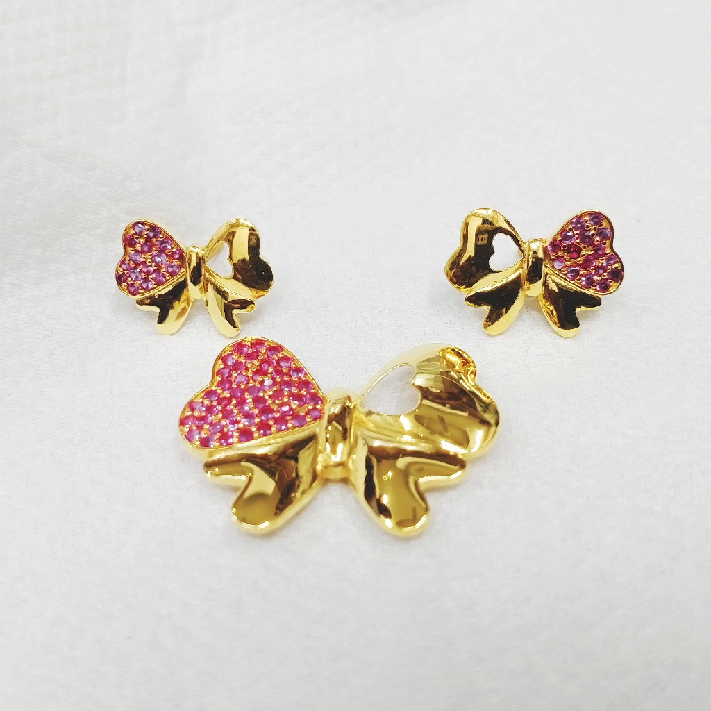 Gold pendent set