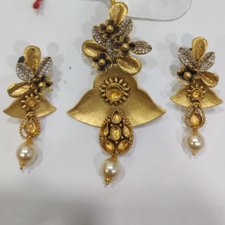 22k Gold four petal flower pendent set