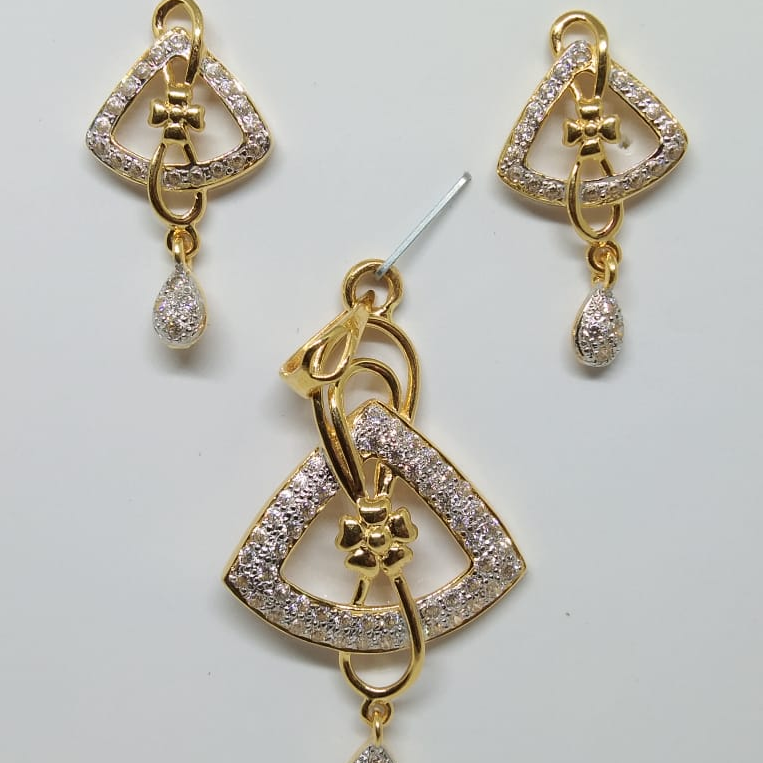 916 Gold Attractive CZ Diamond Pendent Set
