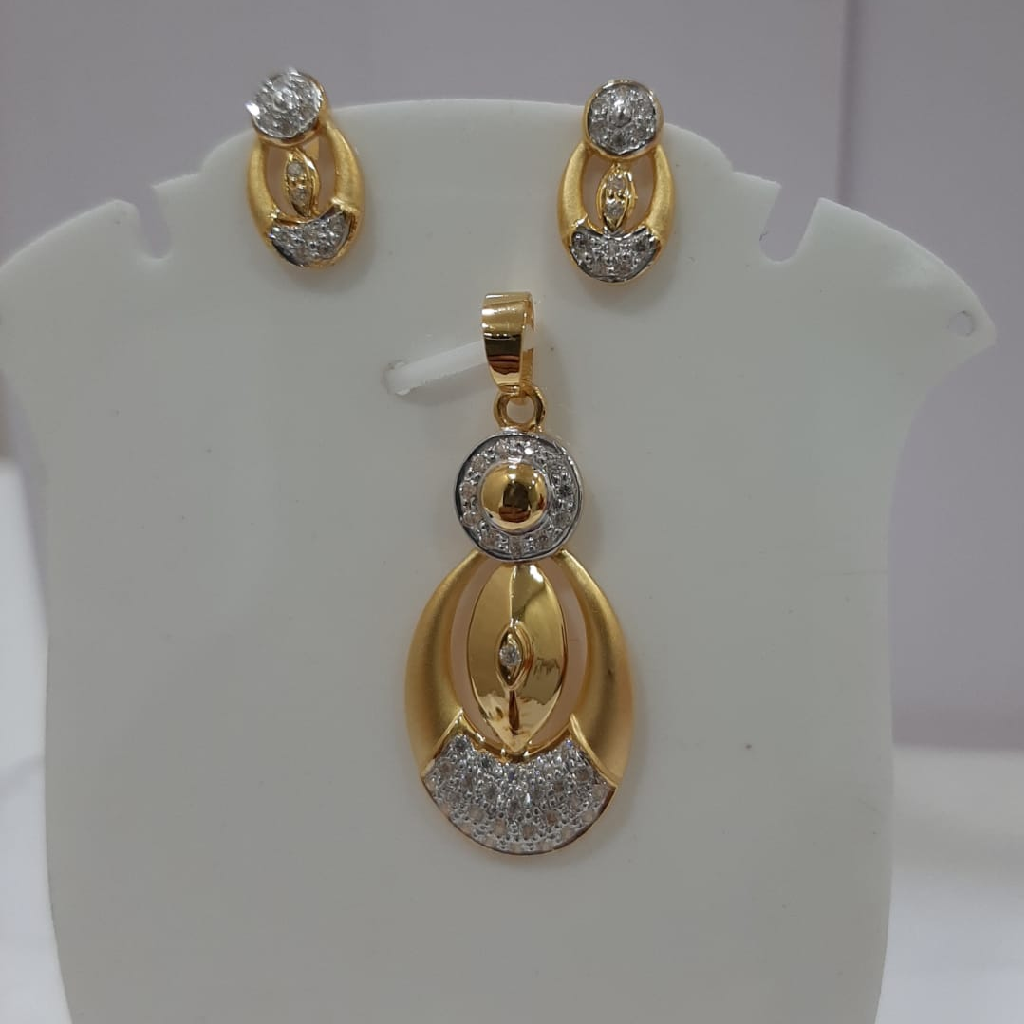22k gold diamond round with oval shape pendent set