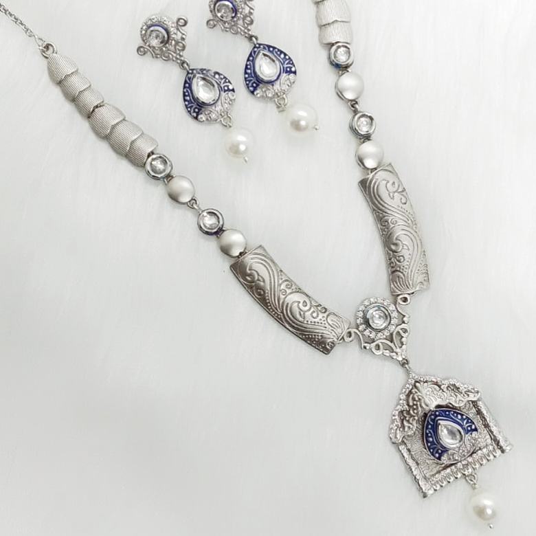 Pure silver kundan necklace for ladies and a pair of earnings