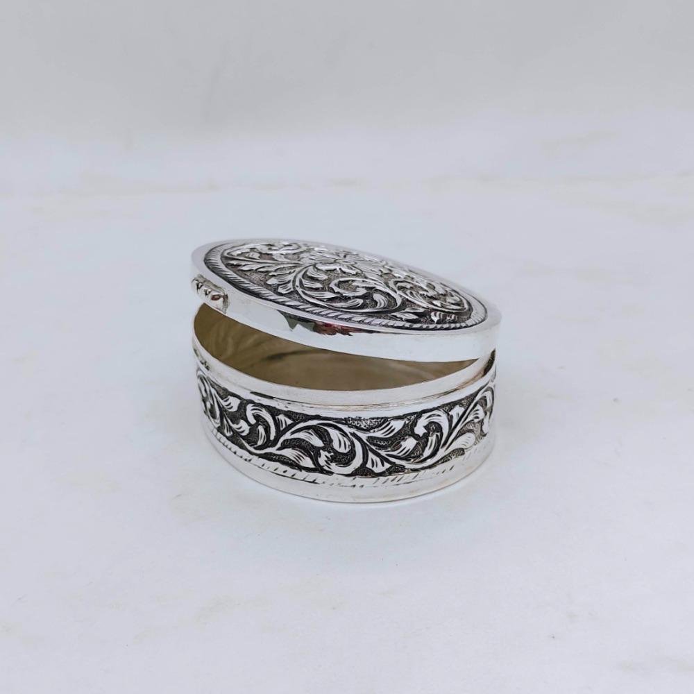 Real silver box for gifting in antique oval shape in fine carvings - Image 2