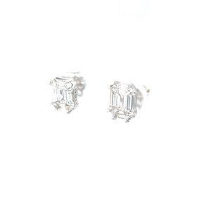 Emerald cut pressure set solitaire studs in white gold 0top43