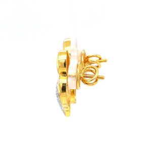 Gold and diamond petal design in pave setting 9top106