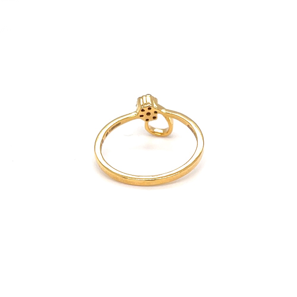 Seven diamond flower with a golden loop in hallmark yellow gold - Image 5