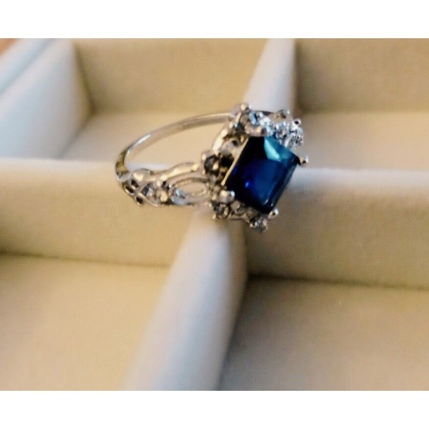 Blue Sapphire 18k White Gold Ring - Image 2