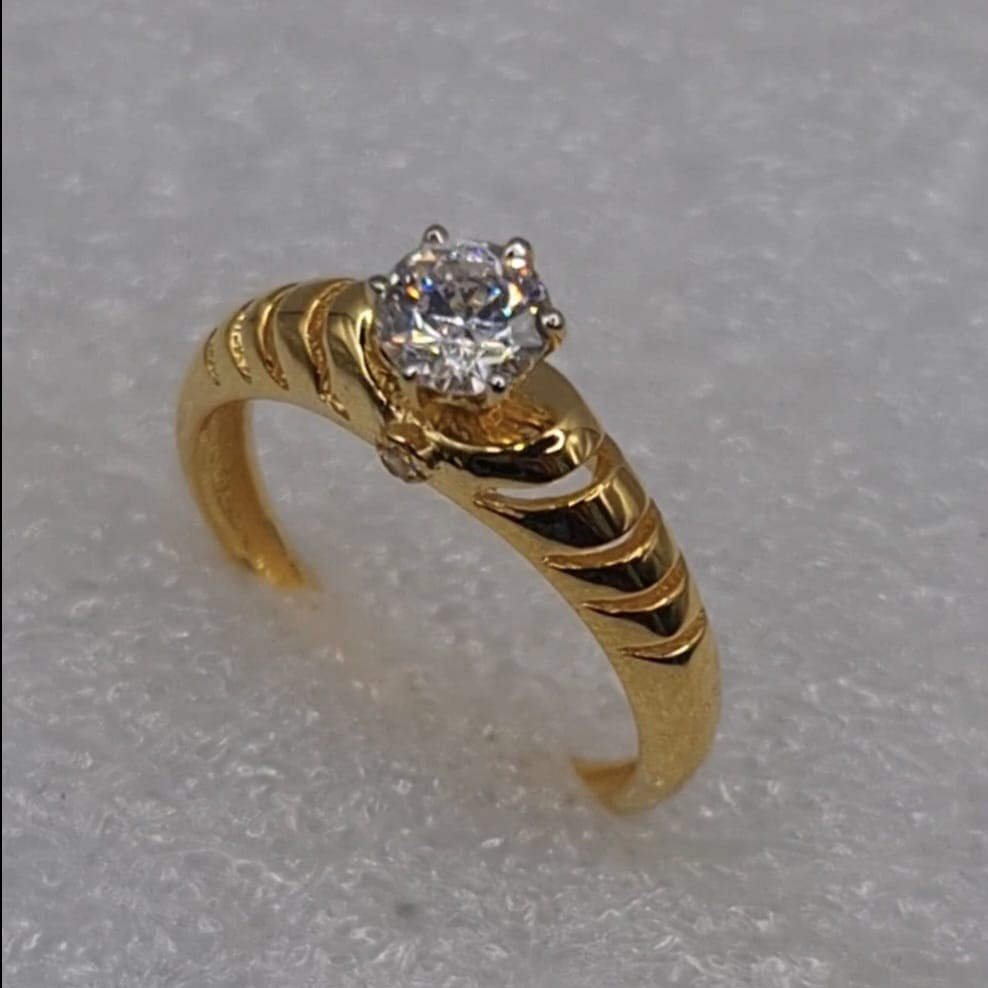 18Kt Gold Elgant Single Stone Ring