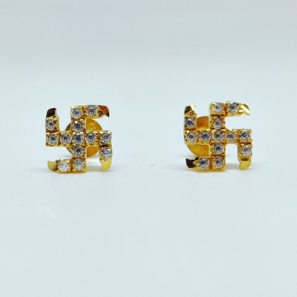 18 KT 750 Hallmark fancy delicate Swastika ladies Top