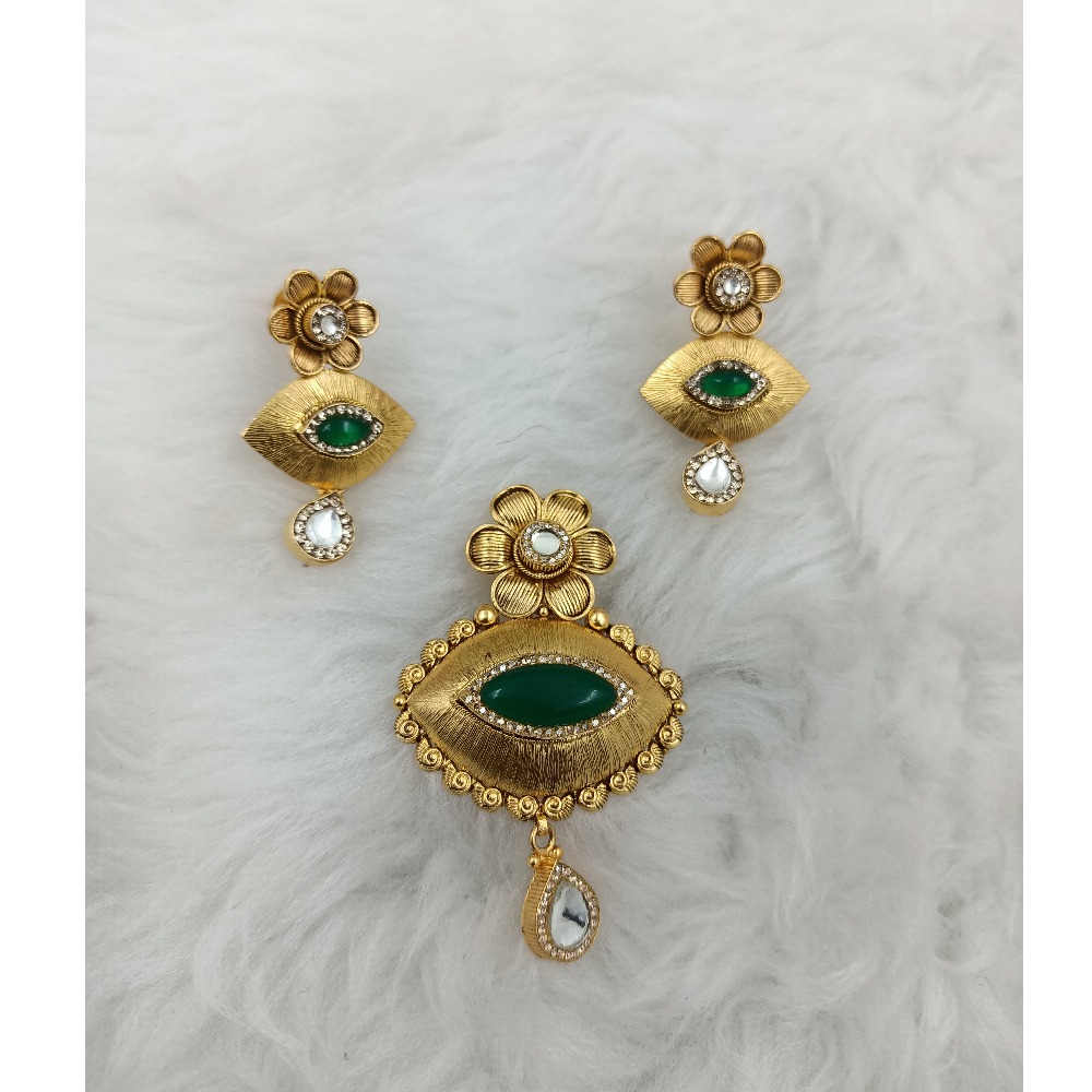 916 ANTIQUE PENDANT SET