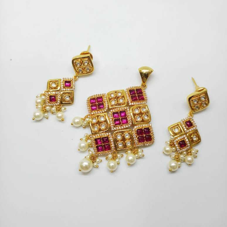 Kundan pendant set