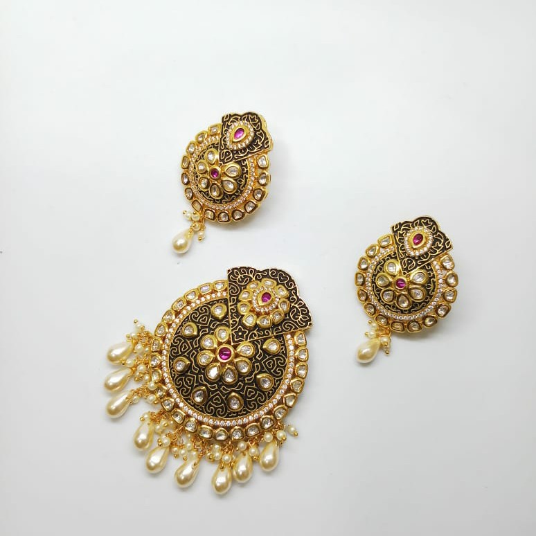 Kundan pendant set