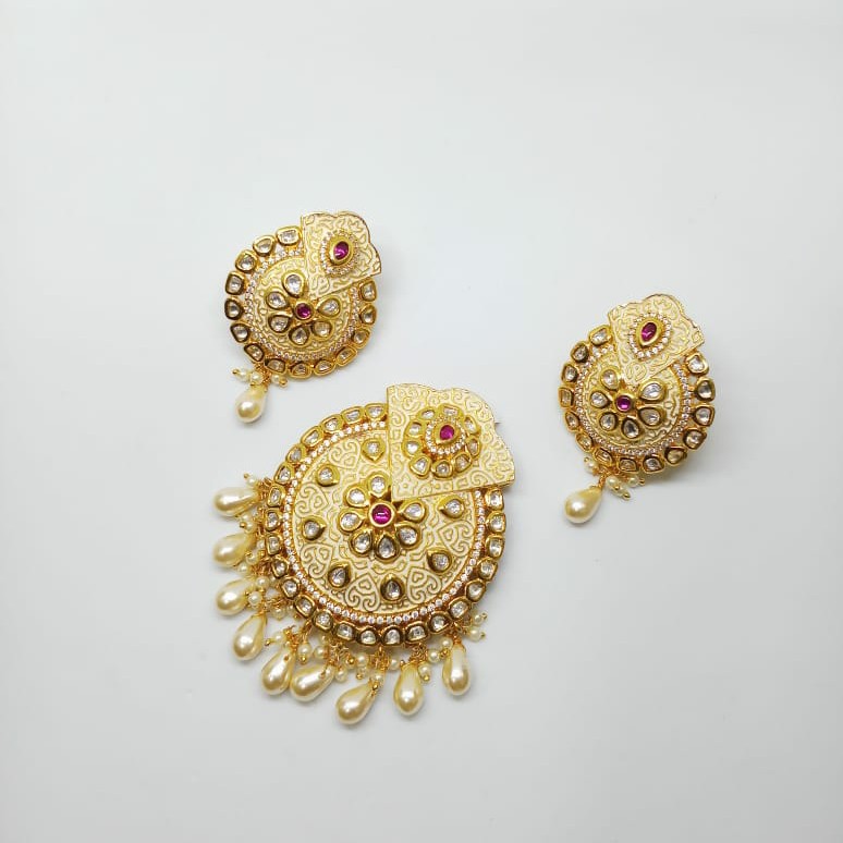 Kundan pendant set