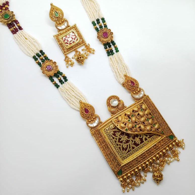 Gold Forming pendant set