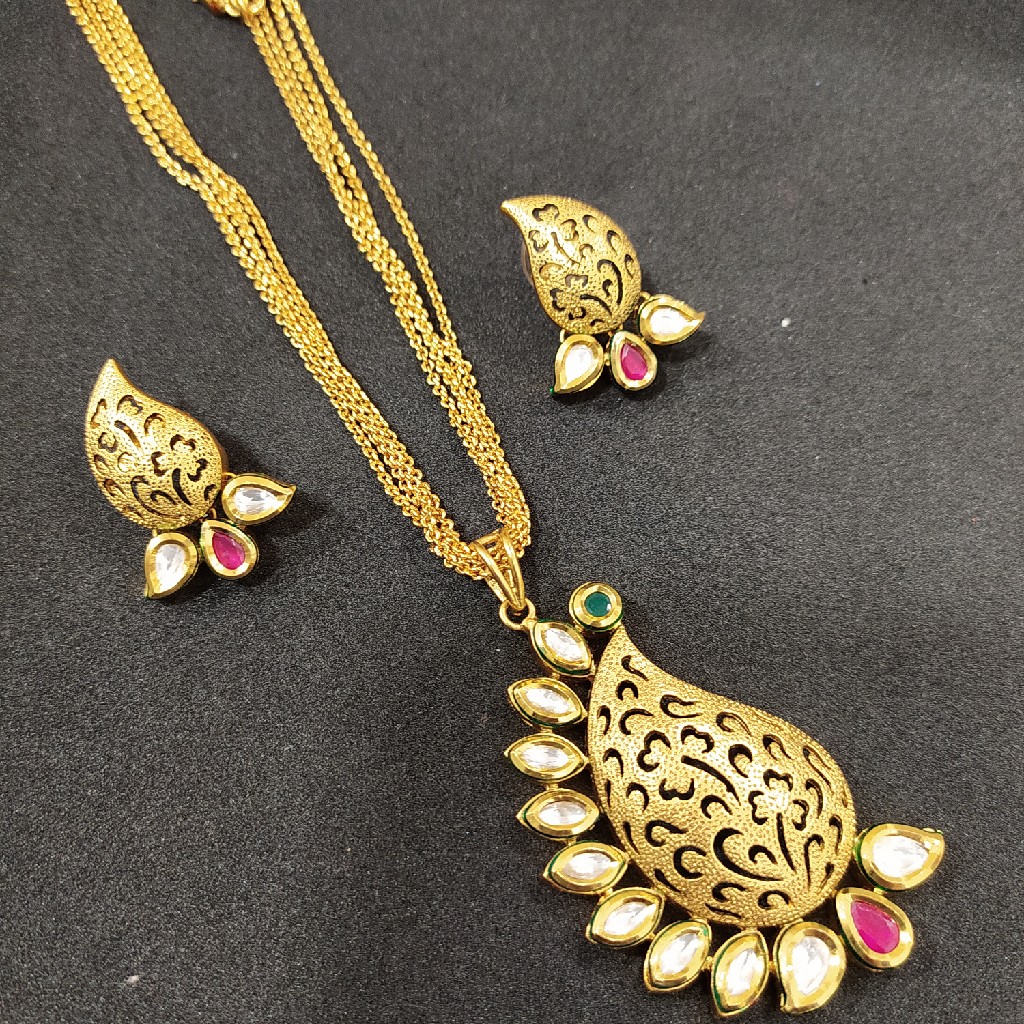 Kundan pendant set